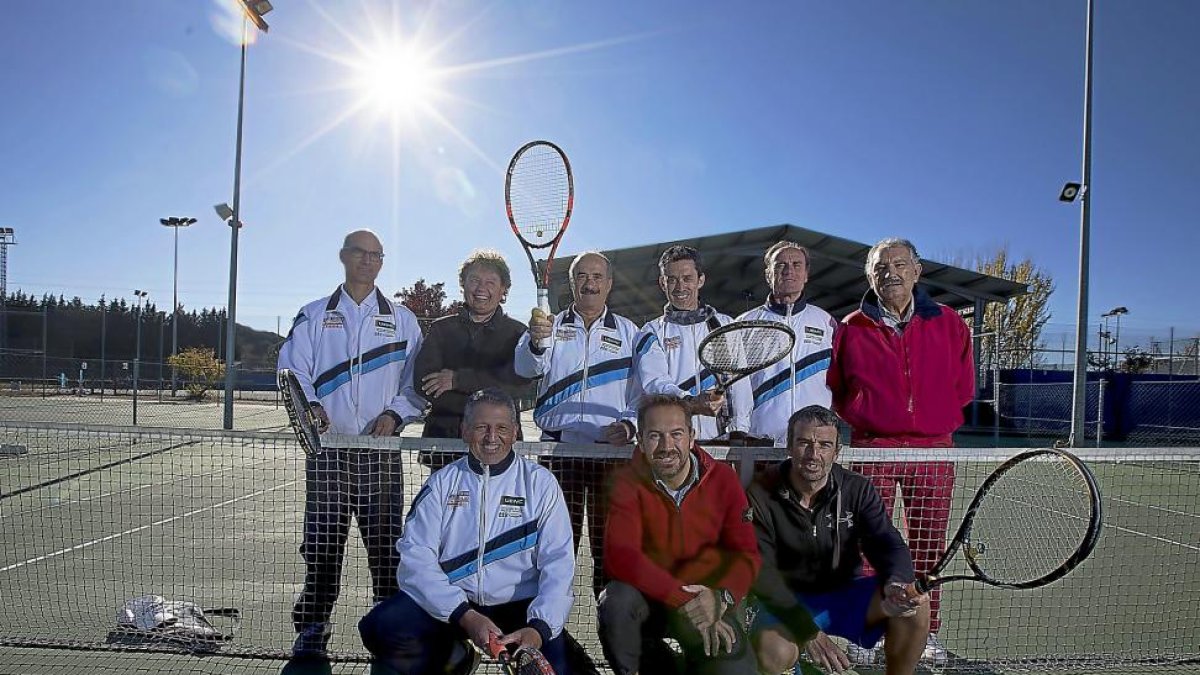 Los integrantes del equipo veterano delClubTenis Valladolid campeón de España de categoría C posa con las raquetas en las instalaciones del Lasa Sport.-PHOTOGENIC
