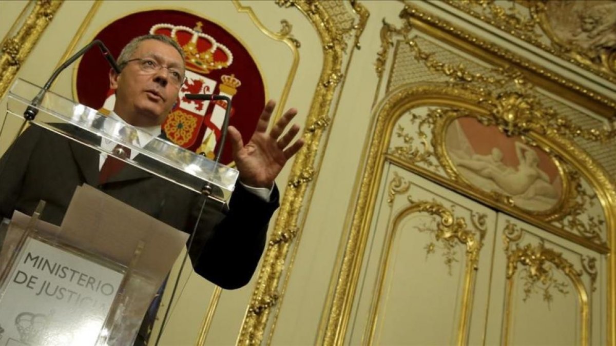 Alberto Ruiz-Gallardón, cuando era ministro de Justicia, en una comparecencia ante los medios-