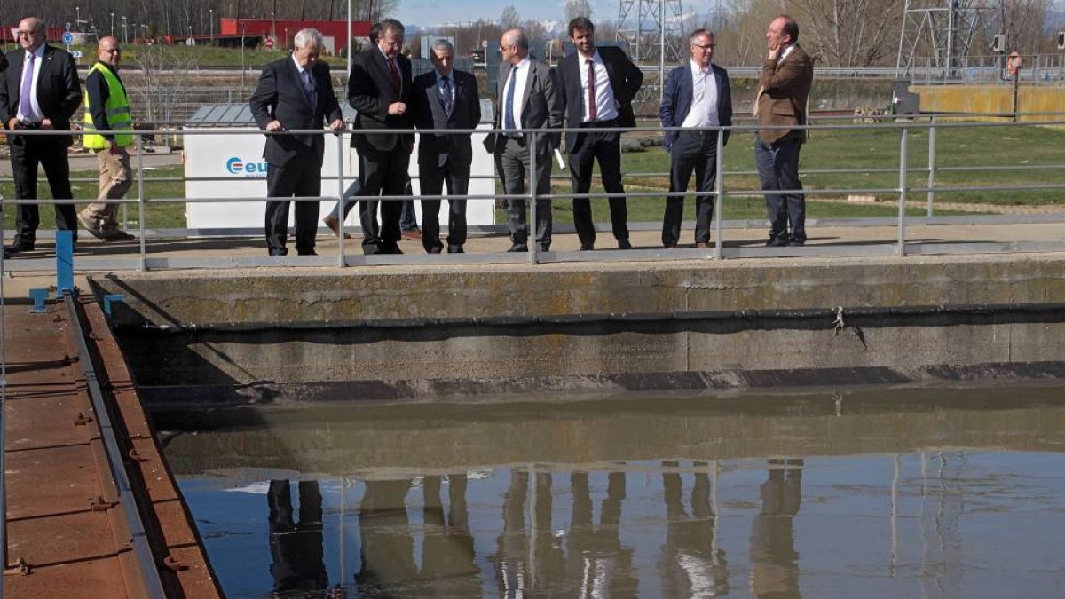 El consejero de Fomento y Medio Ambiente, Antonio Silván, y el alcalde de León, Emilio Gutiérrez,visitan la EDAR de León-Ical