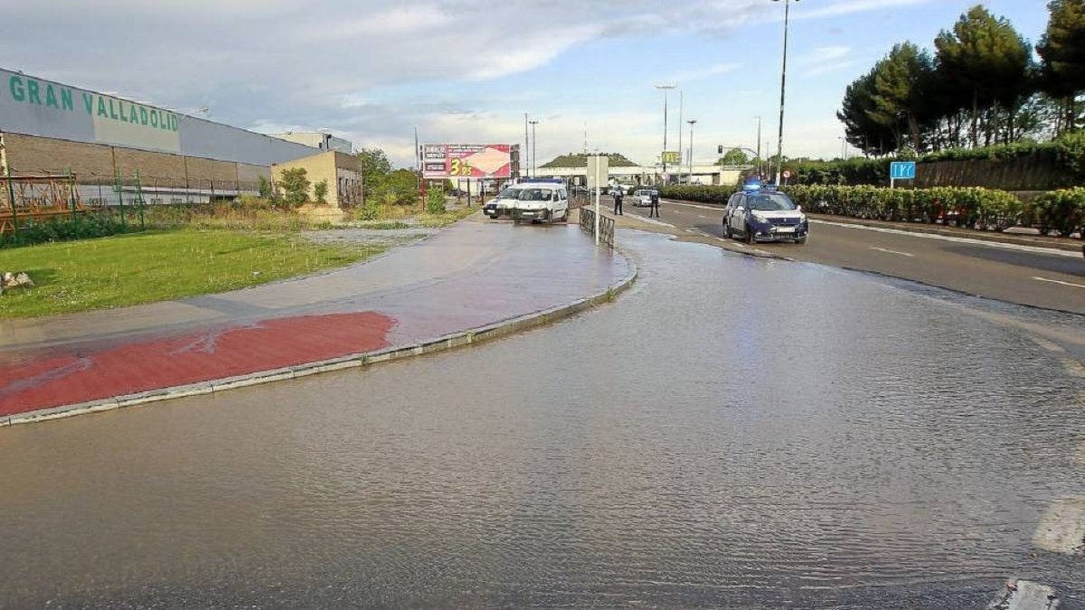 Imagen de la fuga de agua en la rotonda de San Agustín-J. M. Lostau