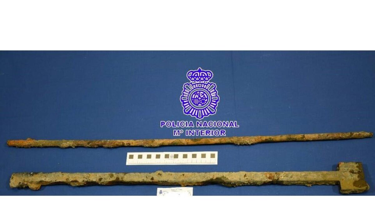 Barras intervenidas al detenido con las que amenazó a una mujer. / E. M.