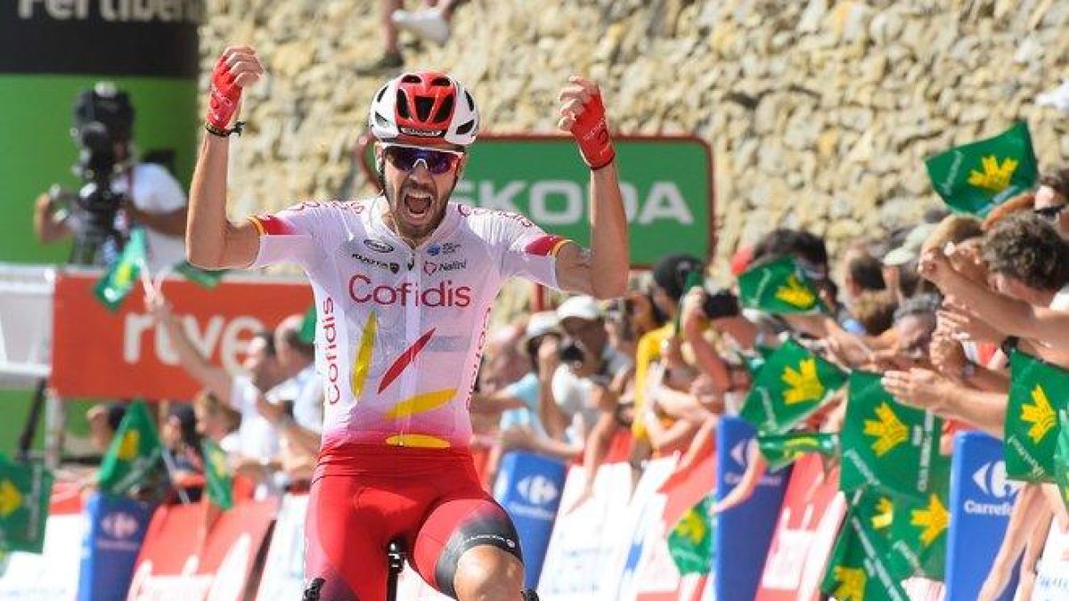 Jesús Herrada logra el triunfo en Arés del Maestrat, en la Vuelta 2019.-AFP / JOSÉ JORDAN