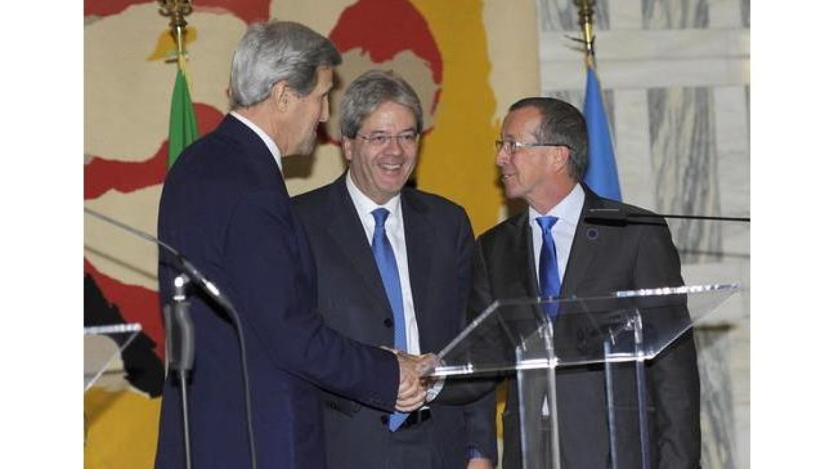 Acuerdo para formar un Gobierno de unidad en Libia EFE / GIORGIO ONORATI El ministro de Exteriores italiano, Paolo Gentiloni, el secretario de Estado de EEUU, John Kerry, y el representante especial, Martin Kobler, durante la conferencia de Roma.-