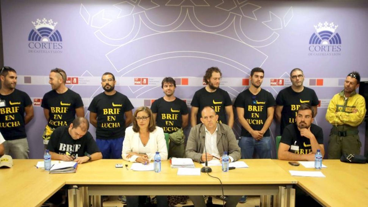 El portavoz adjunto de Medio Ambiente del Grupo Parlamentario Socialista, José Luis Aceves, y la procuradora Ana Muñoz de la Peña se reúnen con miembros de las Brigadas de Refuerzo para extinción de Incendios Forestales (BRIF) para analizar la situación d-Ical