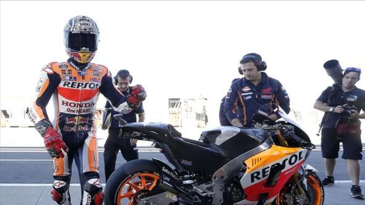 Marc Márquez, en los entrenamientos de Cheste.-EFE / MANUEL BRUQUE