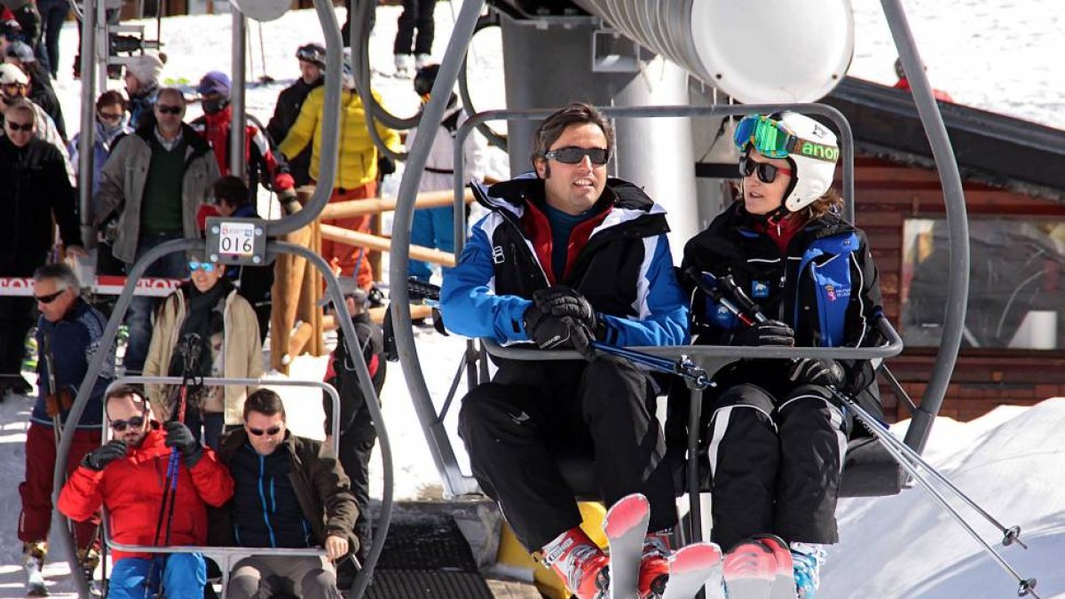 El presidente de la Diputación de León, Emilio Orejas (C), visita la Estación Invernal de San Isidro (León). En la imagen, con la directora de la Estación, Olga Álvarez (D)-Ical