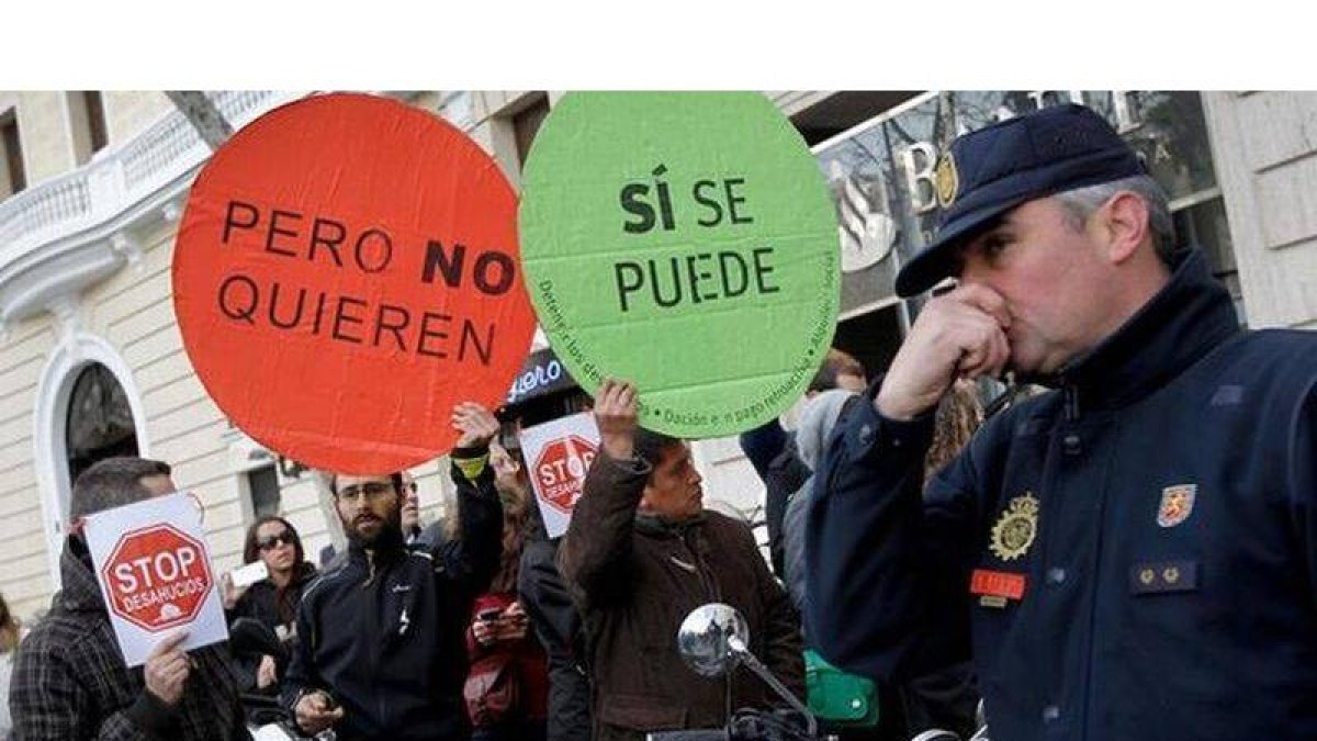 Manifestantes de la PAH ante el Ritz esperan a Rajoy y la cúpula del PP.-ARCHIVO