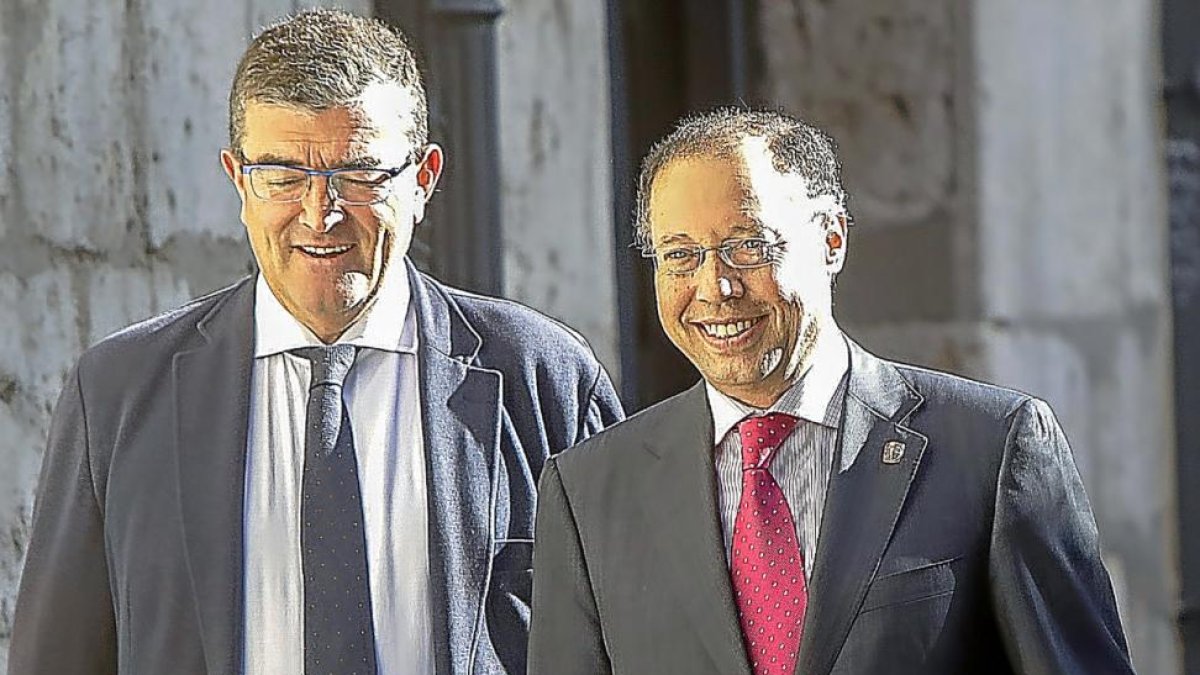 Alfredo Blanco en su llegada a los juzgados junto a su abogado.-J. M. LOSTAU