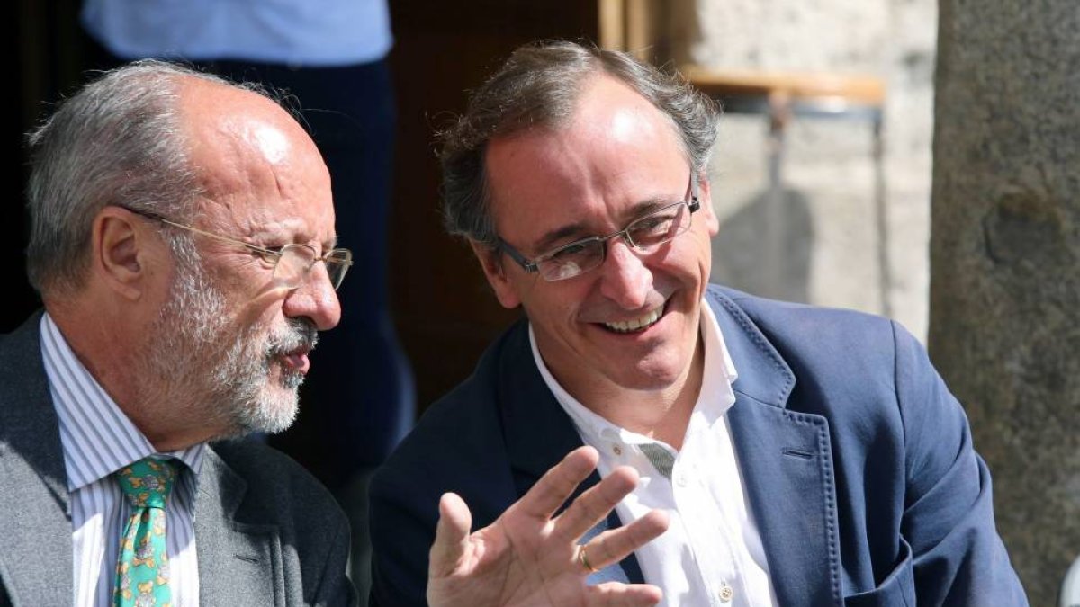 El ministro de Sanidad, Alfonso Alonso, conversa con el candidato a la Alcaldía de la capital, Javier León de la Riva, durante su visita a Valladolid-ICAL