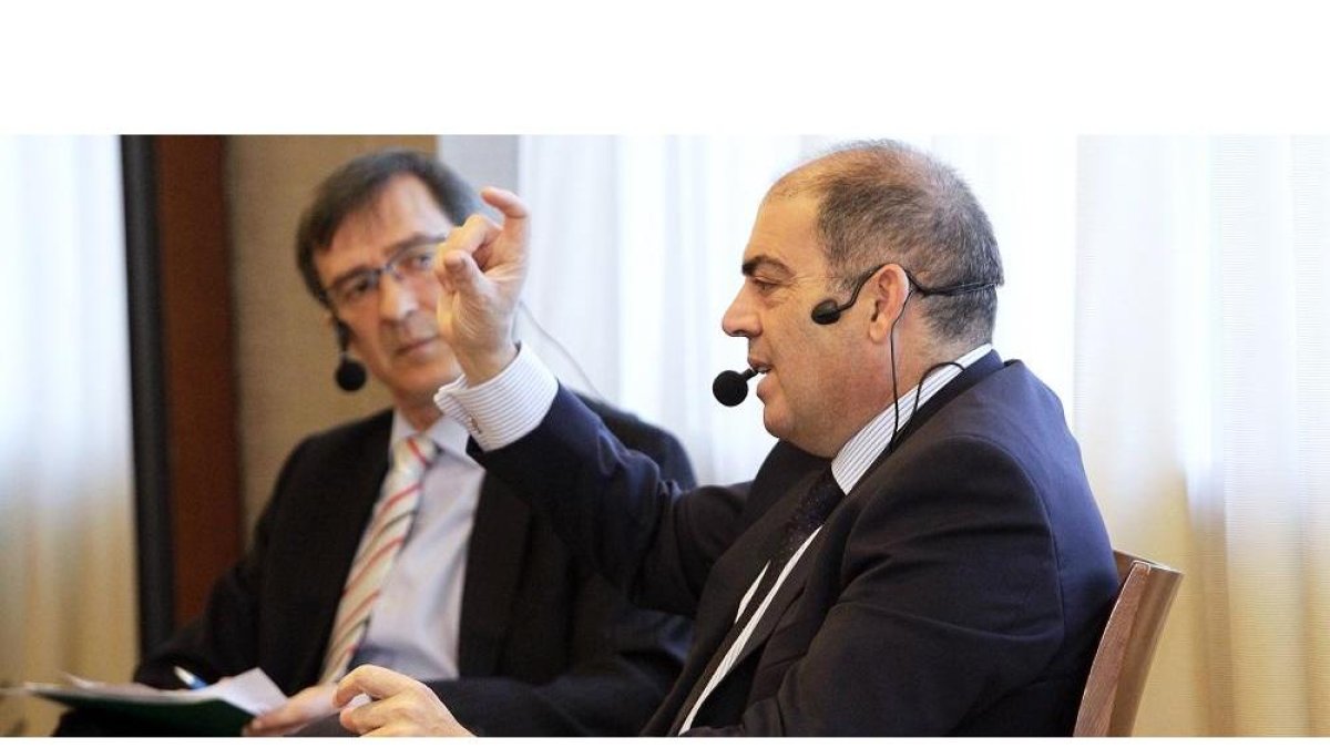 Lorenzo Amor durante una de sus intervenciones ante la mirada del director de HERALDO/DIARIO DE SORIA, Félix Villalba.-LUIS ÁNGEL TEJEDOR
