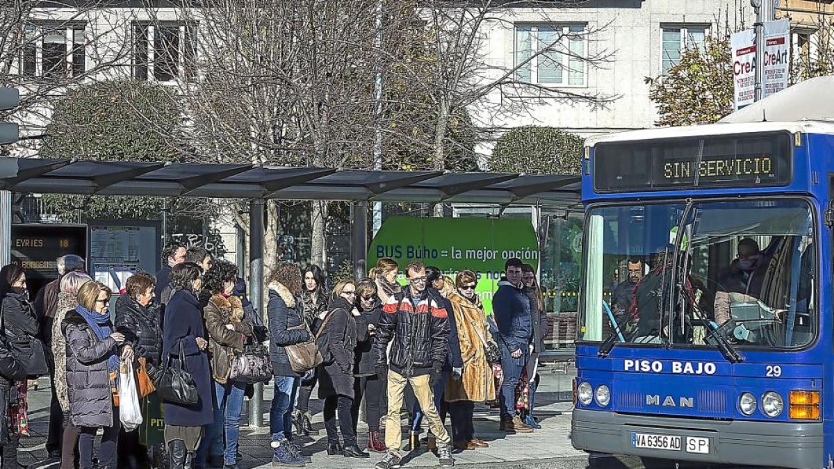 Pasajeros en una parada durante una de las jornadas de paro en los autobuses.-MIGUEL Á. SANTOS (PHOTOGENIC)
