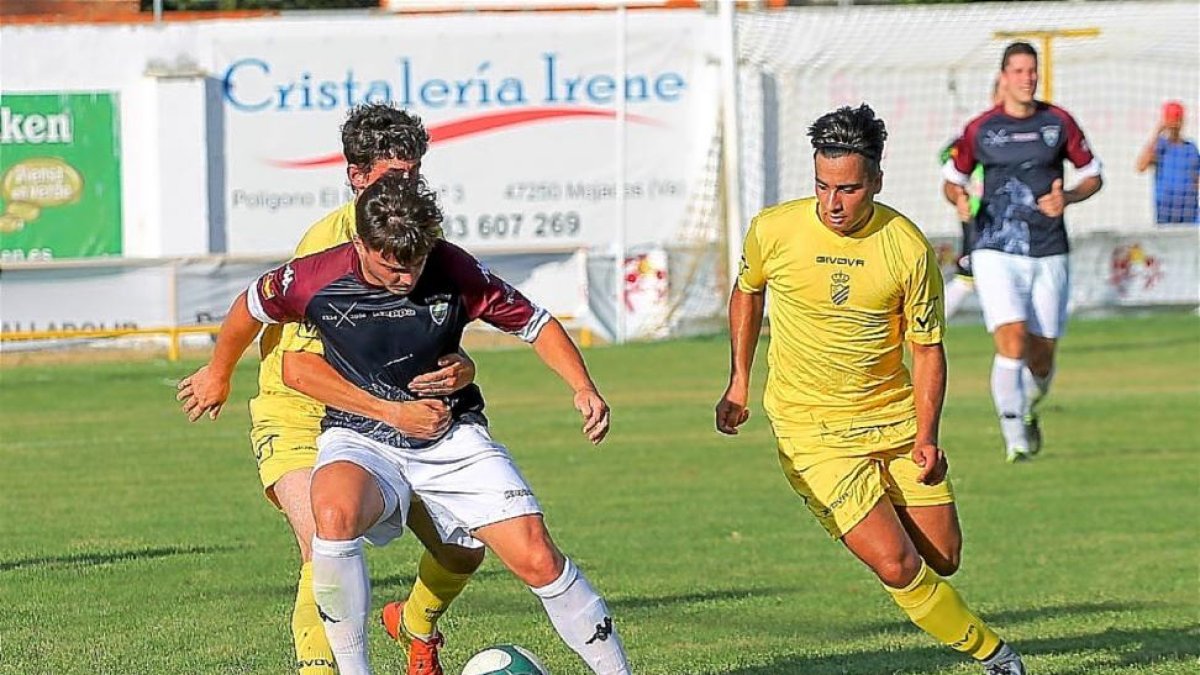 Un jugador del Laguna frena en falta el ataque del Tordesillas.-REYES MOYANO