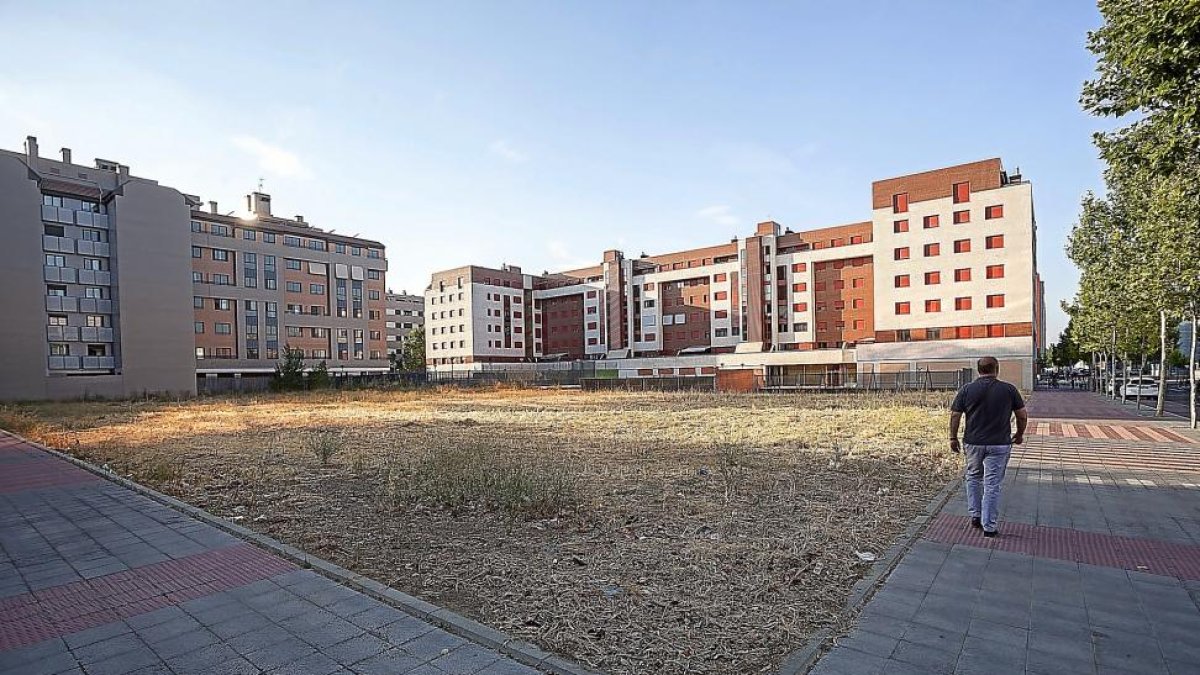 Parcela situada junto a la calle Monasterio de Yuste y las Cortes de Castilla y León, de la propiedad de VIVA y que ha quedado desierta.-P. REQUEJO