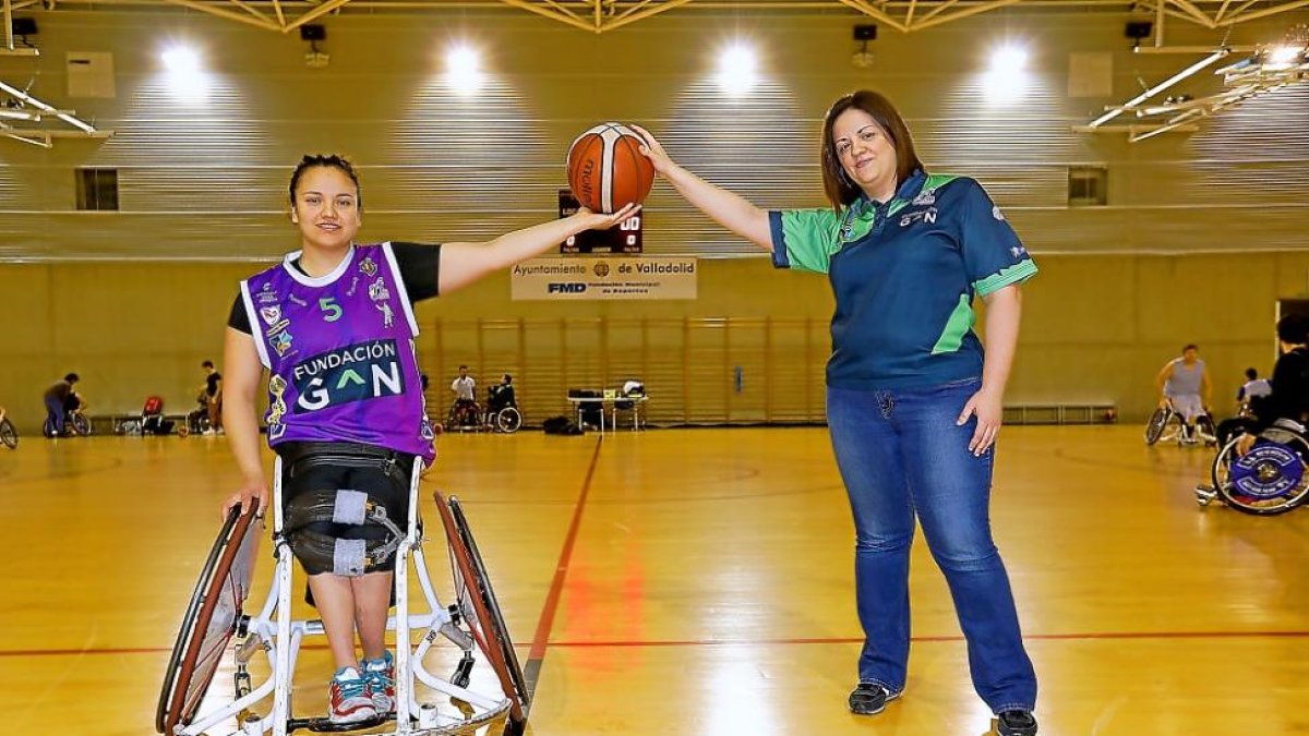 Isabel de Jesús y Raquel Martínez posan con un balón antes de un entrenamiento del Fundación Grupo Norte.-J.M. LOSTAU