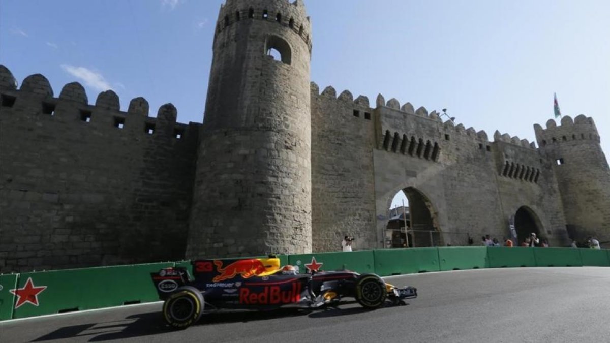 Max Verstappen conduce el Red Bull durante la primera sesión de entrenamientos del GP Azerbaiyán.-ZURAB KURTSIKIDZE