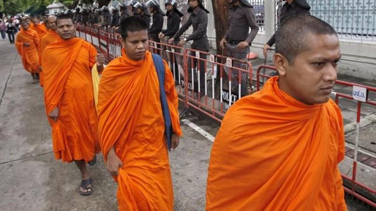 Un grupo de monjes budistas durante una manifestación pacífica de septiembre frente a la Asamblea Nacional tailandesa en Bangkok.-EFE / BARBARA WALTON