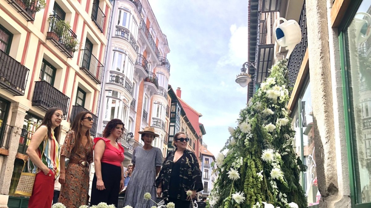 Campaña de comercio 'Platerías en flor'. / E. M.