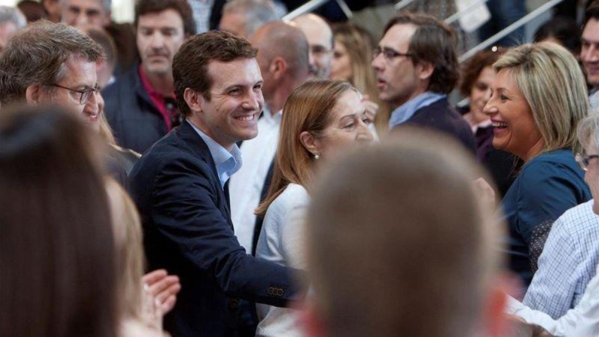 Casado, entre Feijóo y Pastor, en el mitin de Vigo.-SALVADOR SAS / EFE