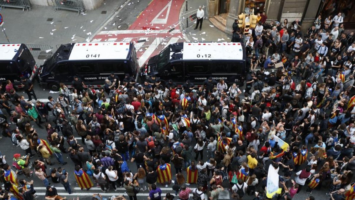 Imagen de la jornada de ayer, con gente abarrotando las calles de Barcelona.-JAVI MARTÍNEZ