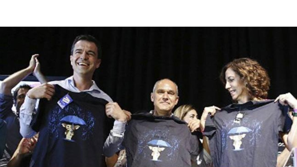 El nuevo líder de UPD, Andrés Herzog (i), junto a los también candidatos José Antonio Rueda e Irene Lozano.-Foto: EFE / ALBERTO MARTÍN