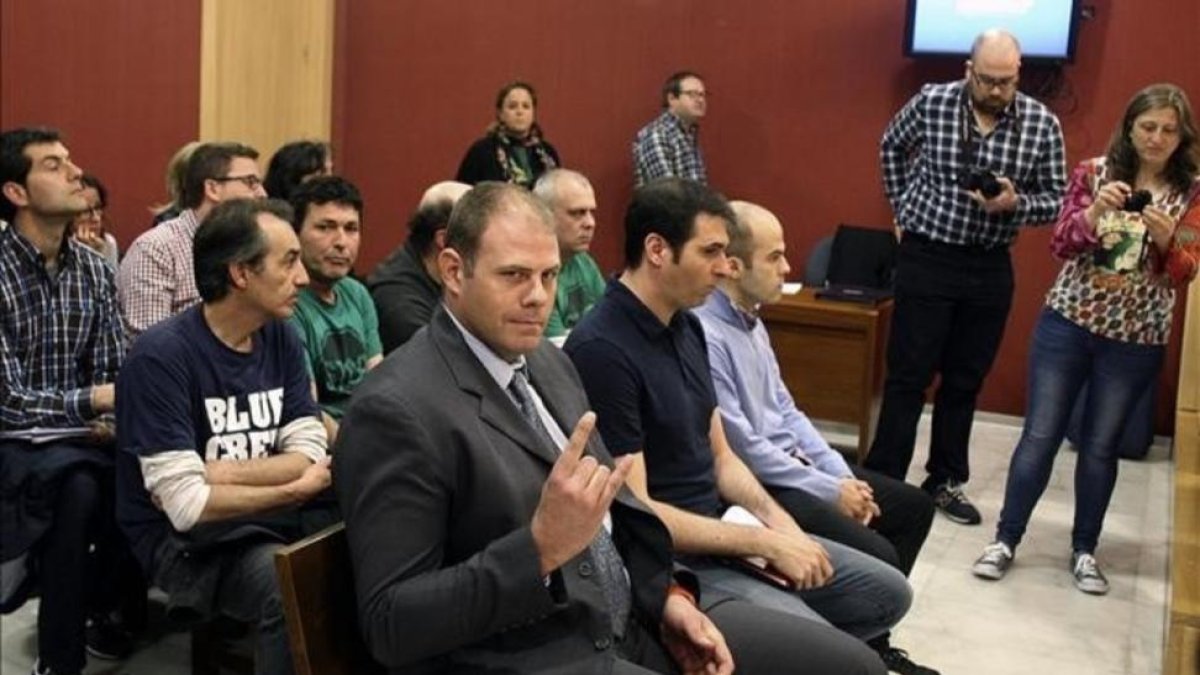 Los tres integrantes del grupo Anonymous que la Policia considera la cupula de esta organizacion, en el banquillo de los acusados-EFE / JUAN GONZALEZ