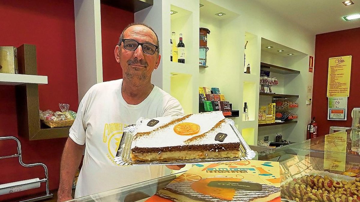 Ángel Mesonero muestra el postre de la Virgen de San Lorenzo en la Confitería Vitín.-PABLO REQUEJO / PHOTOGENIC