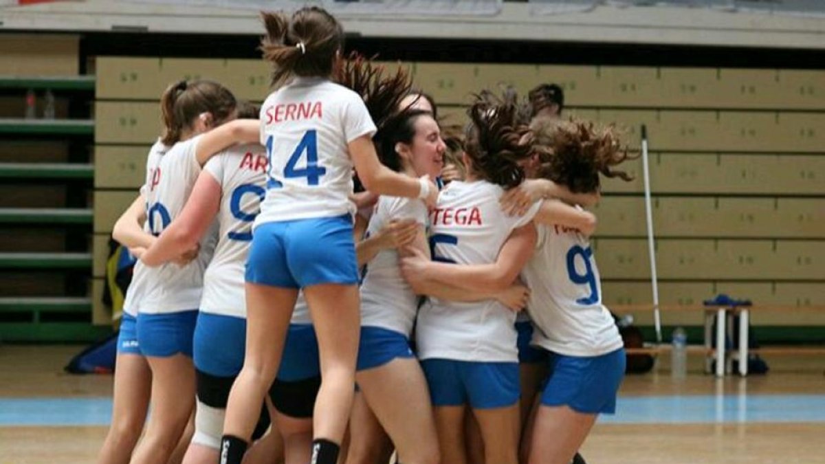 Las jugadoras del Aula festejan el pase a la final.-EL MUNDO