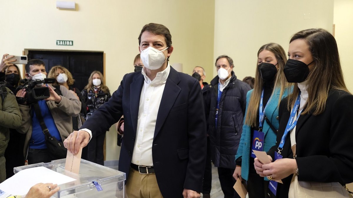 El candidato del PP, Alfonso Fernández Mañueco, vota en Salamanca