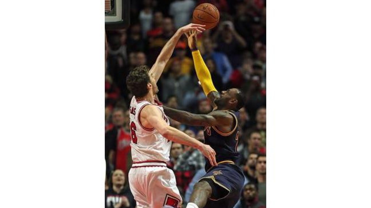 Pau Gasol pone un tapón decisivo a LeBron James, en los compases finales del partido entre los Bulls y los Cavaliers.-AP / JEFF HAYNES