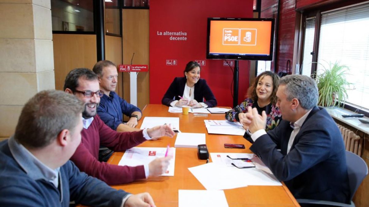 La secretaria de Organización del PSOECYL, Ana Sánchez (C), se reúne con los miembros de Castilla y León en la Comisión Ejecutiva Federal-ICAL