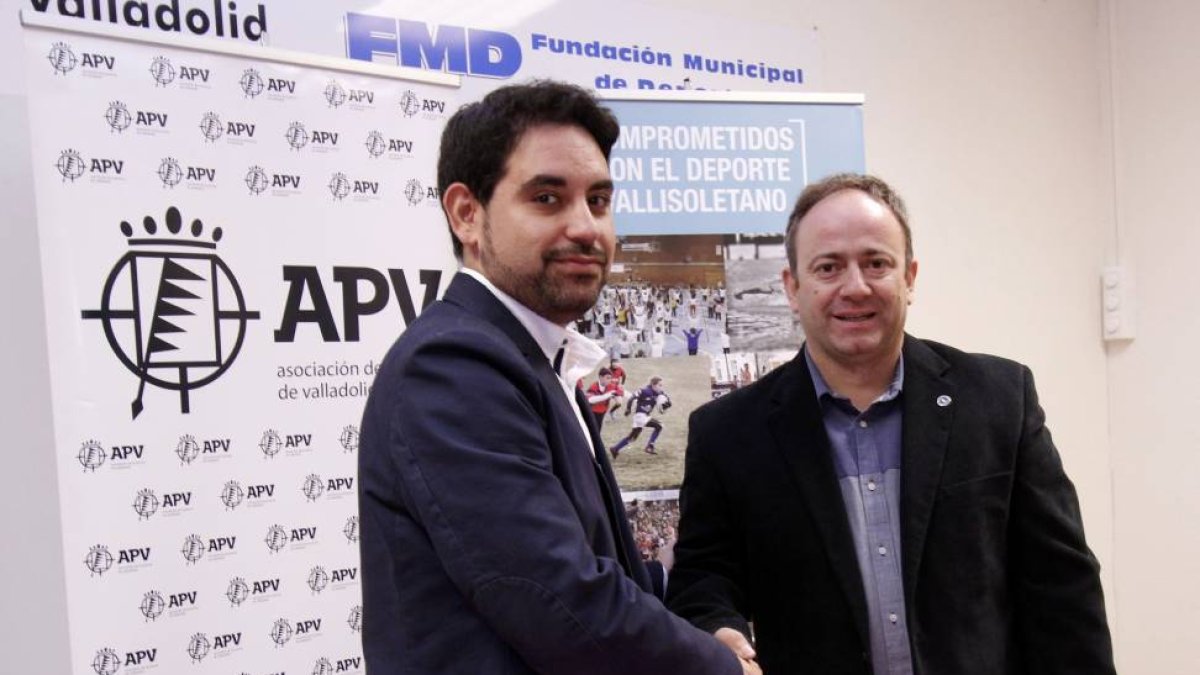El presidente de la Asociación de la Prensa de Valladolid, Jorge Francés, y el presidente de la Asociación de la Prensa Deportiva de Valladolid, Íñigo Torres, firman un acuerdo de colaboración.-ICAL