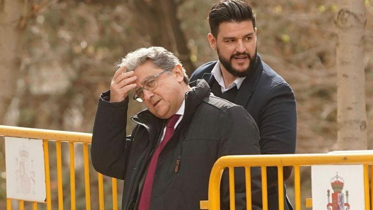 El exdelegado del Gobierno, Enric Millo, a su llegada ayer al Supremo.-JOSÉ LUIS ROCA