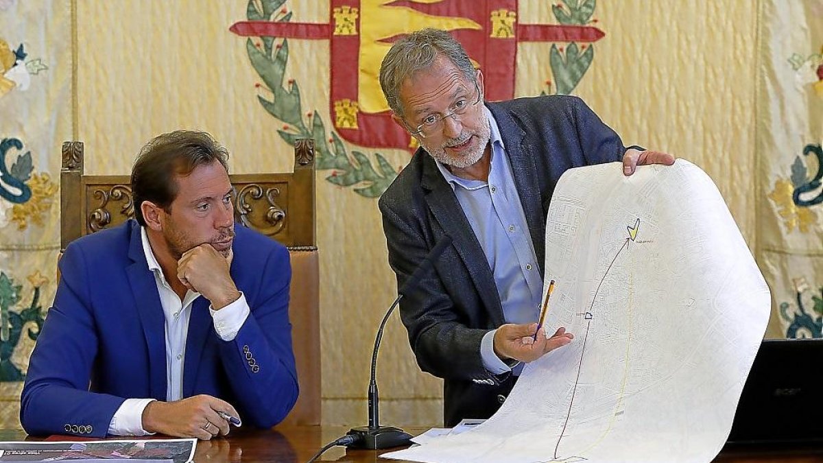Saravia explica el proyecto de la Ciudad de la Justicia ante la mirada de Puente.-J.M. LOSTAU