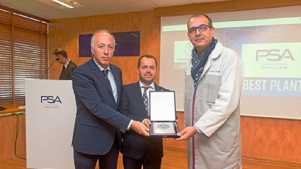 Director general y director de la planta de mecanizado recogen el premio.-E.M.
