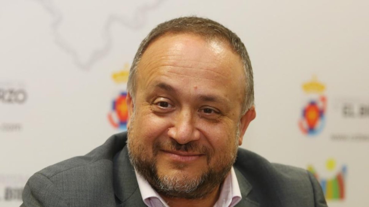El presidente del Consejo Comarcal del Bierzo, Gerardo Álvarez Courel, durante la presentación del nuevo portal web de la institución.-ICAL
