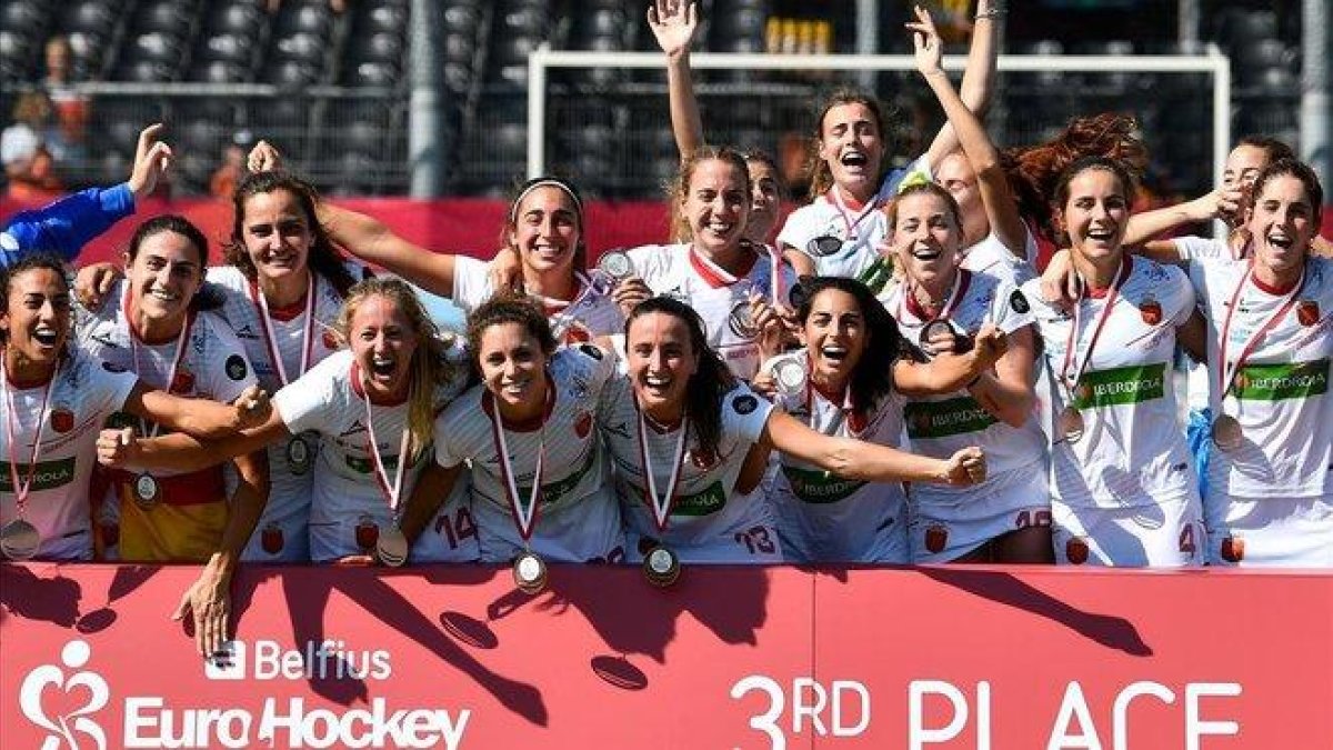 Las jugadoras españolas celebran el bronce en el Europeo.-