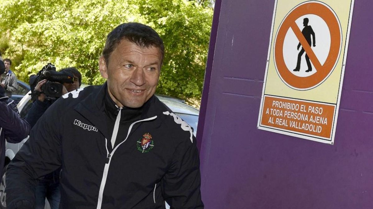 Miroslav Djukic entra por la puerta de vestuarios durante su etapa como entrenador del Real Valladolid.-NACHO GALLEGO