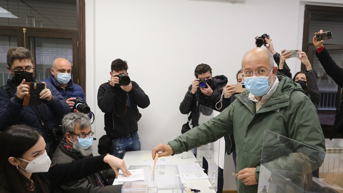 El cabeza de lista de Cs a las Cortes por Valladolid, Francisco Igea, vota en las elecciones a las Cortes de Castilla y Le?n