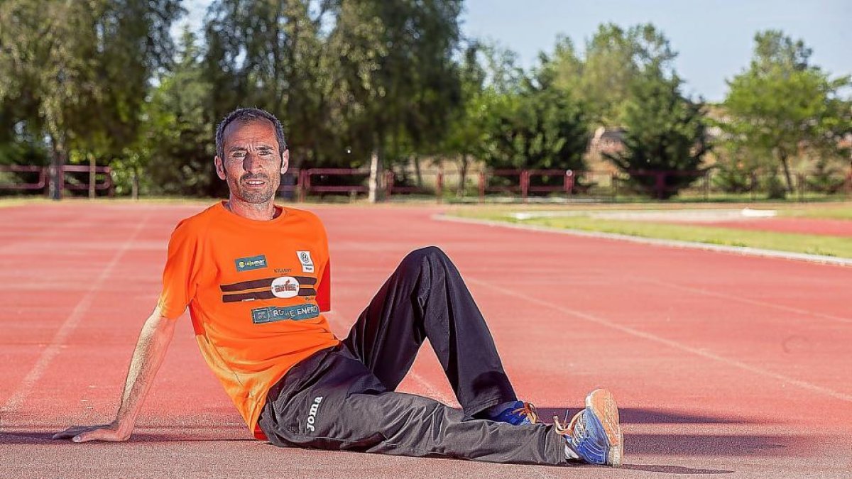 Óscar Fernández Giralda posa en las pistas de Renedo antes de comenzar un entrenamiento.-Pablo Requejo