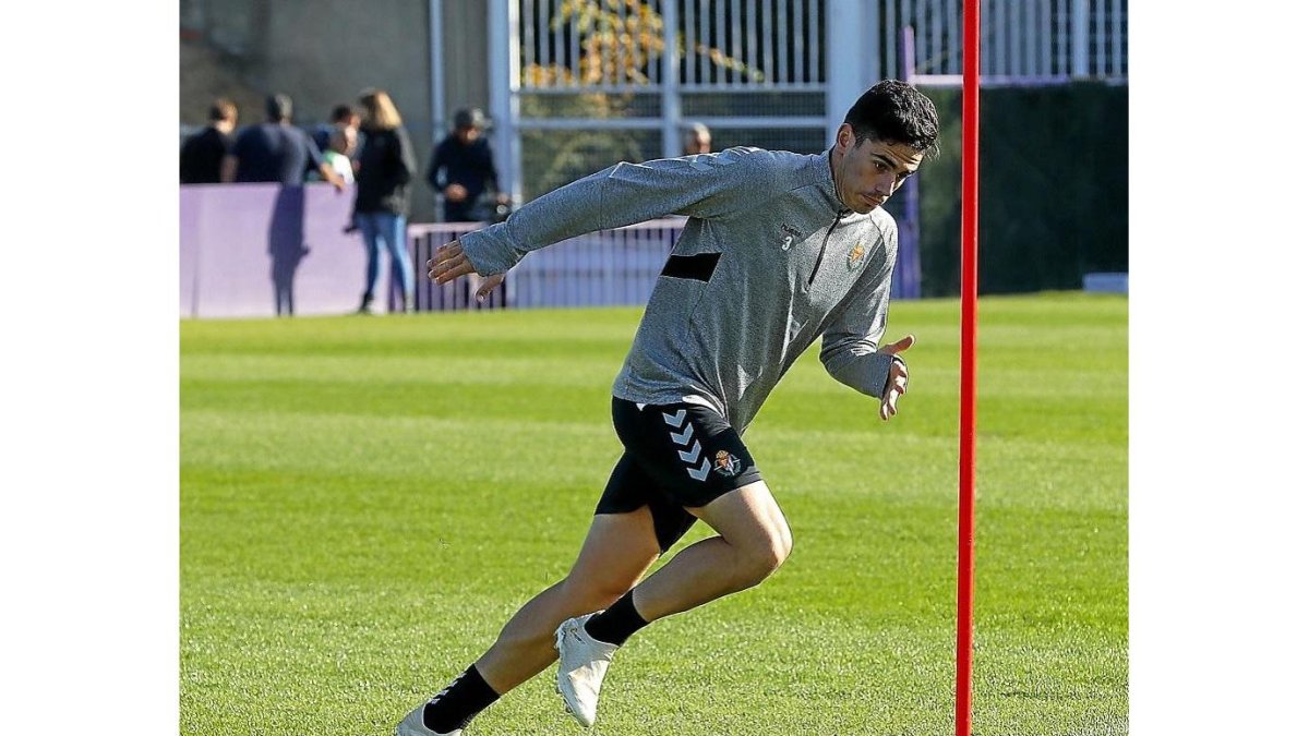 El delantero centro Miguel corre durante un ejercicio del entrenamiento de ayer, con el primer equipo.-BALCAZA
