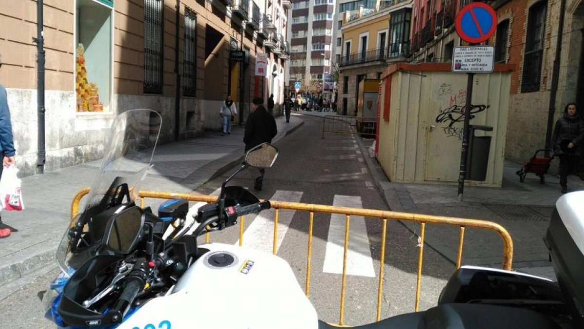 La calle San Antonio de Padua, cortada por la Policía Municipal.-@PoliciaVLL