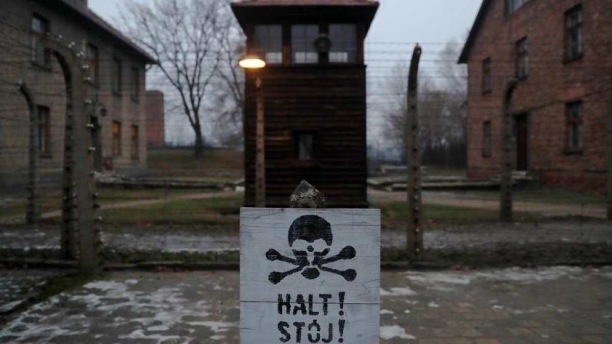 Una señal de alto, en alemán y en polaco, en el campo de exterminio de Auschwitz, durante la conmemoración del aniversario de la liberación, el pasado 27 de enero.-REUTERS / KACPER PEMPEL
