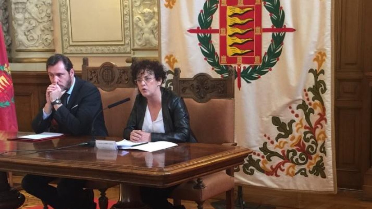 Óscar Puente, junto a Rafaela Romero durante la presentación de los datos del balance de 2016-TWITTER