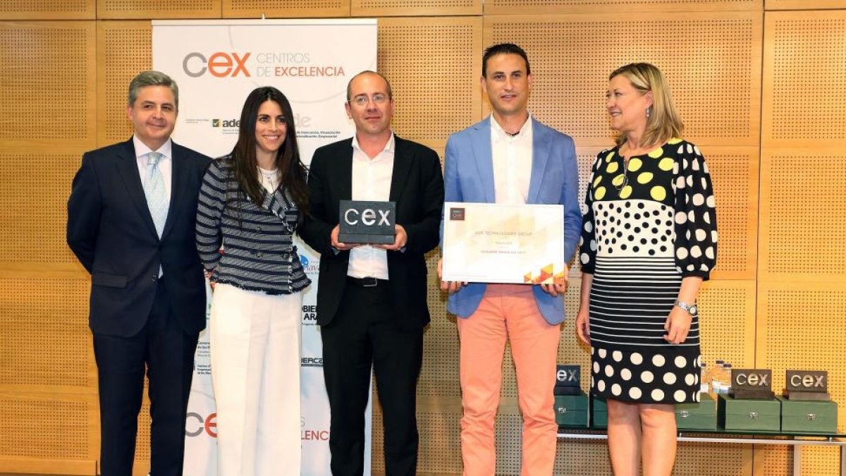 La consejera de Economía y Hacienda, Pilar del Olmo, entrega el VII Premio CEX.-ICAL