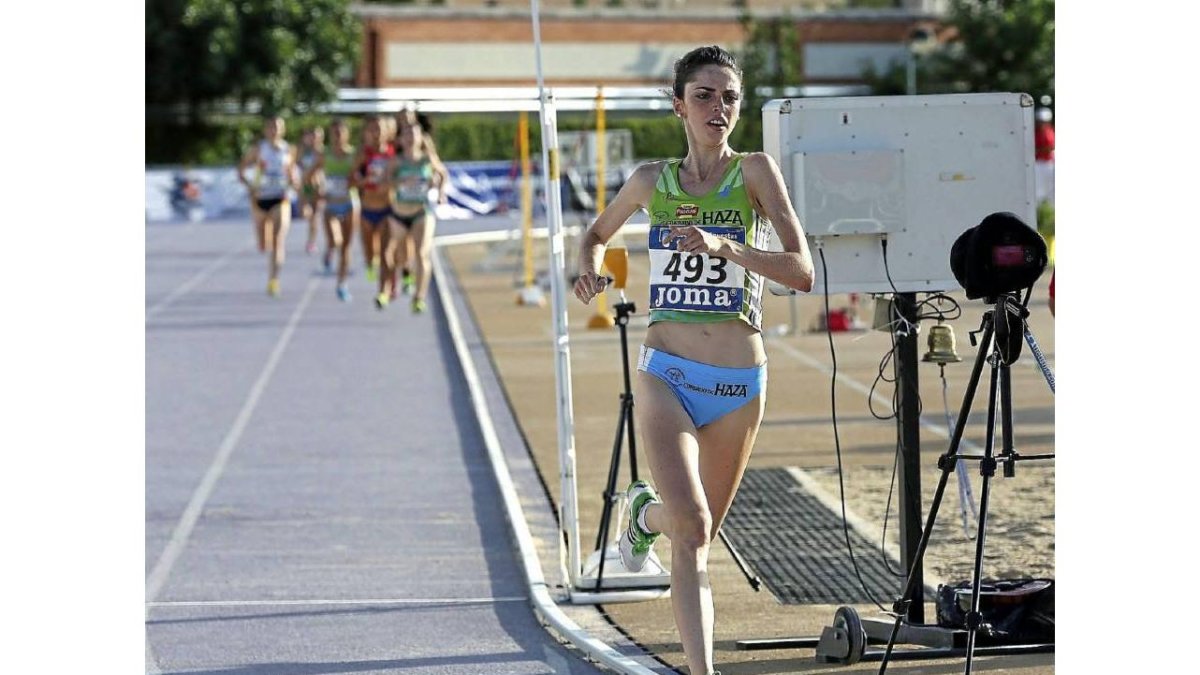 Celia Antón marcha en cabeza y muy destacada en la final de los 1500 metros.-Montse Álvarez