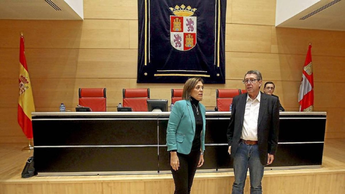 Milagros Marcos, en la Comisión de Familia de las Cortes junto al portavoz socialista Jorge Félix Alonso-Ical