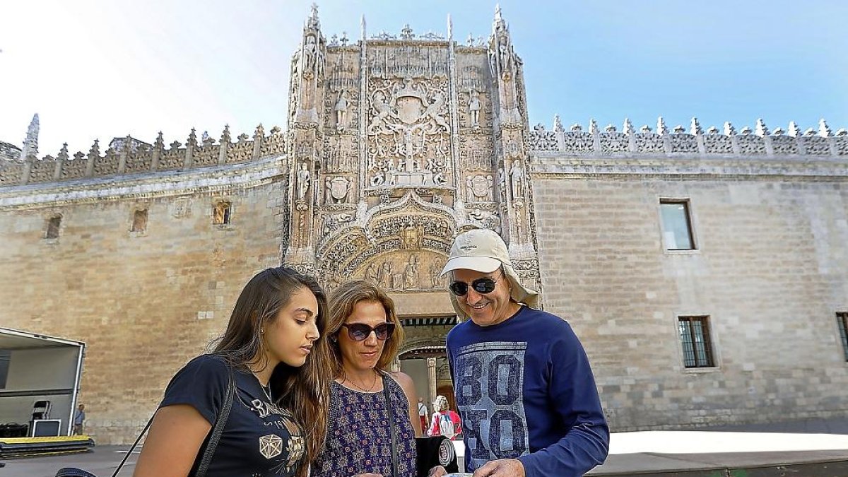 Tres turistas consultan un mapa durante una visita a la ciudad de Valladolid.-J.M. LOSTAU