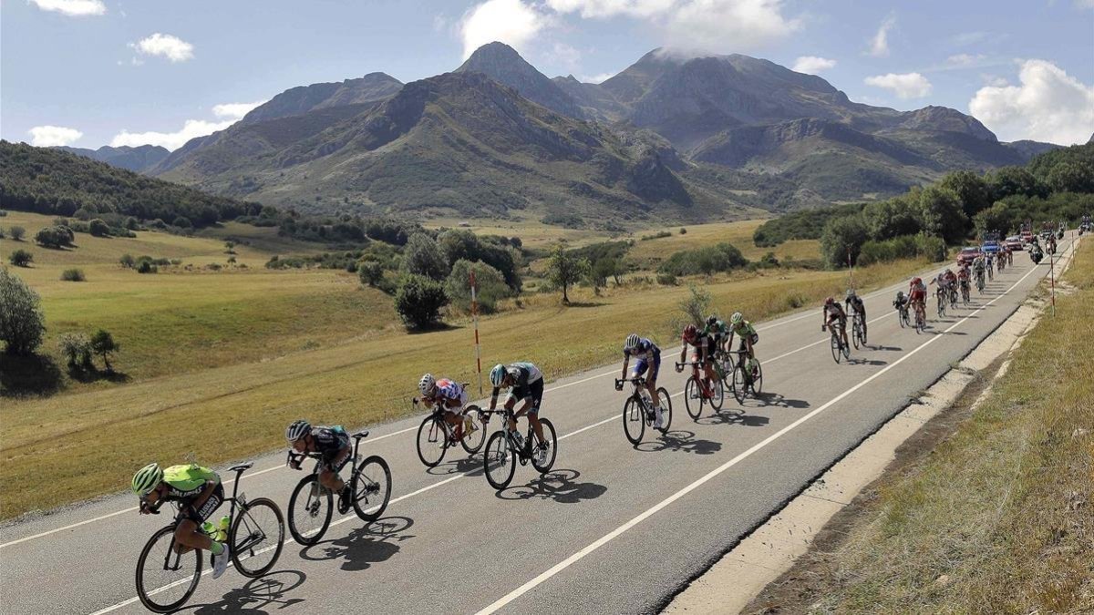 Pelotón de la vuelta-MANUEL BRUQUE
