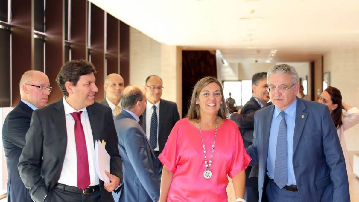 La consejera de Agricultura y Ganadería, Milagros Marcos, junto a los miembros de su equipo.-ICAL