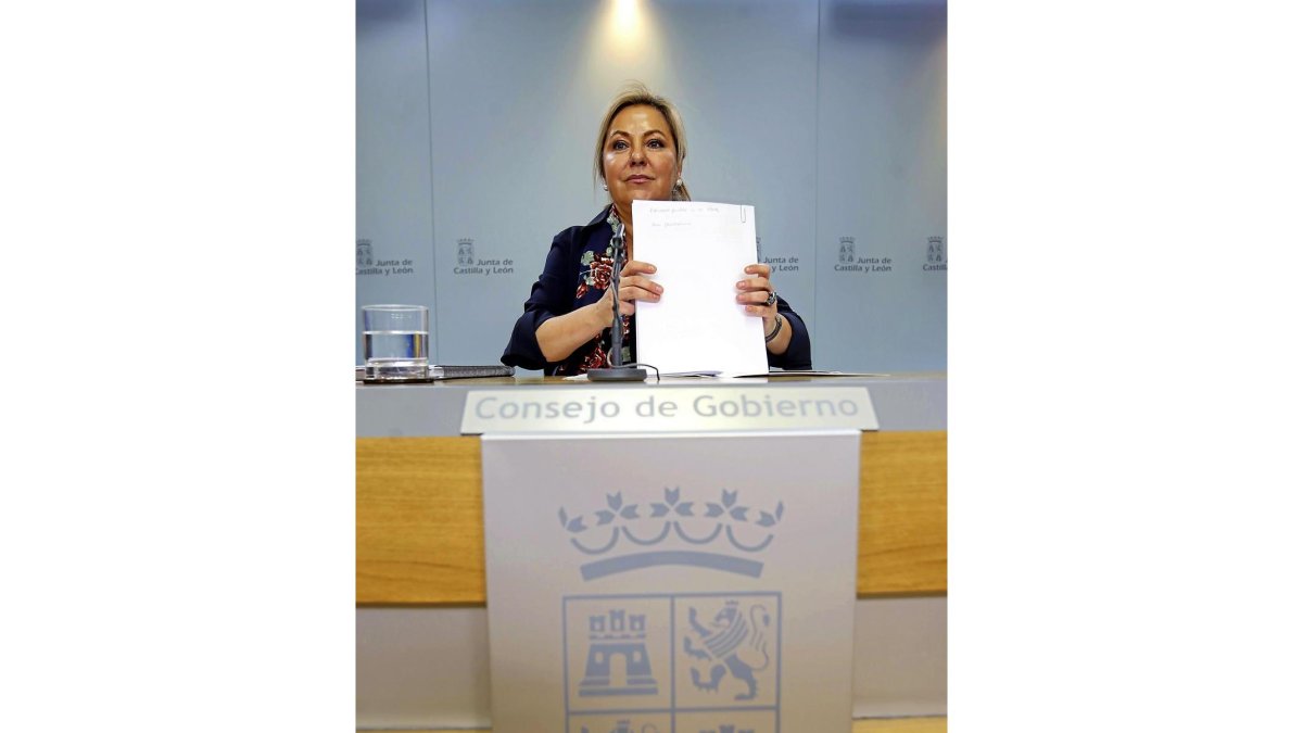 La vicepresidenta Rosa Valdeón, ayer, tras el Consejo de Gobierno.-ICAL